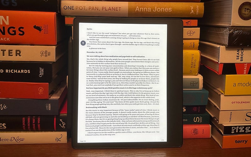 A Kindle Scribe sits on a bookshelf